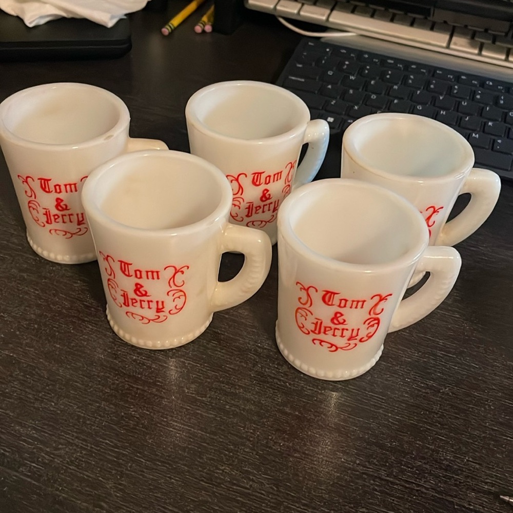 VINTAGE  SET OF TOM & JERRY MUG SET RED LETTERING WHITE MILK GLASS 1950’s BY MK